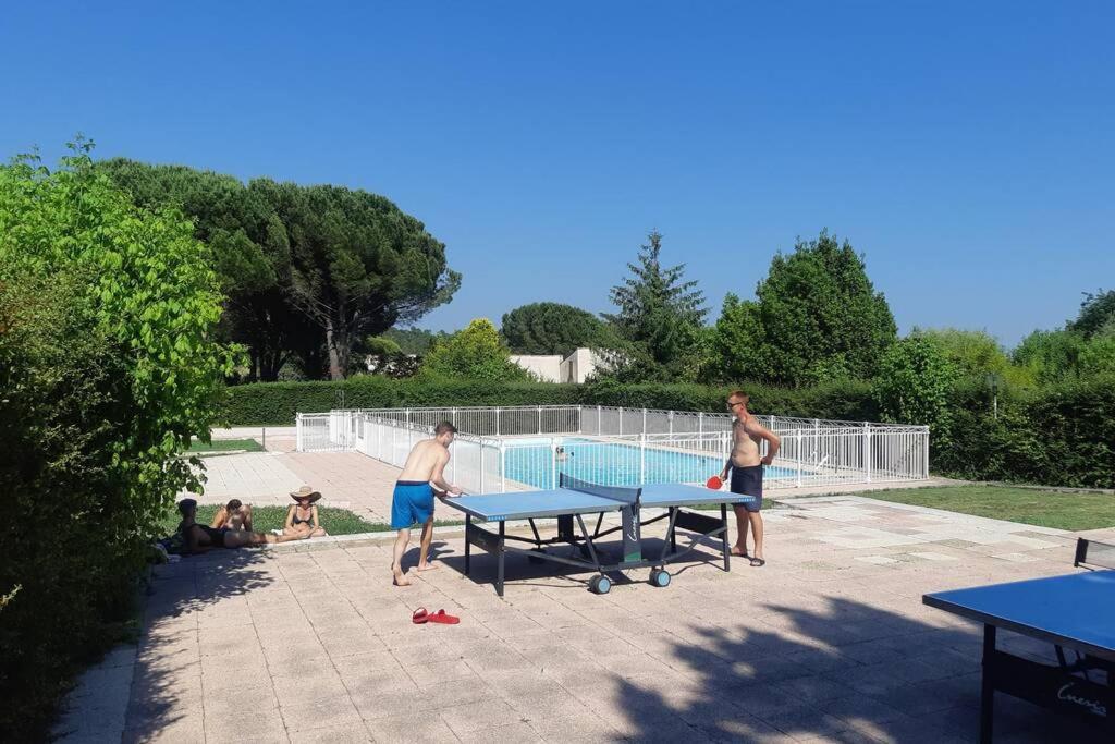 Mazet Dans Residence Avec Piscine Bagnols-en-Forêt Buitenkant foto