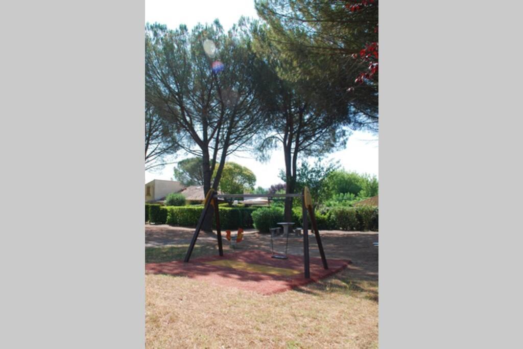 Mazet Dans Residence Avec Piscine Bagnols-en-Forêt Buitenkant foto