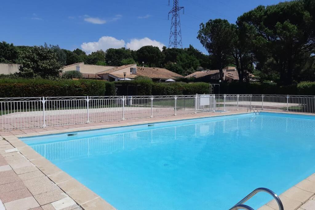 Mazet Dans Residence Avec Piscine Bagnols-en-Forêt Buitenkant foto