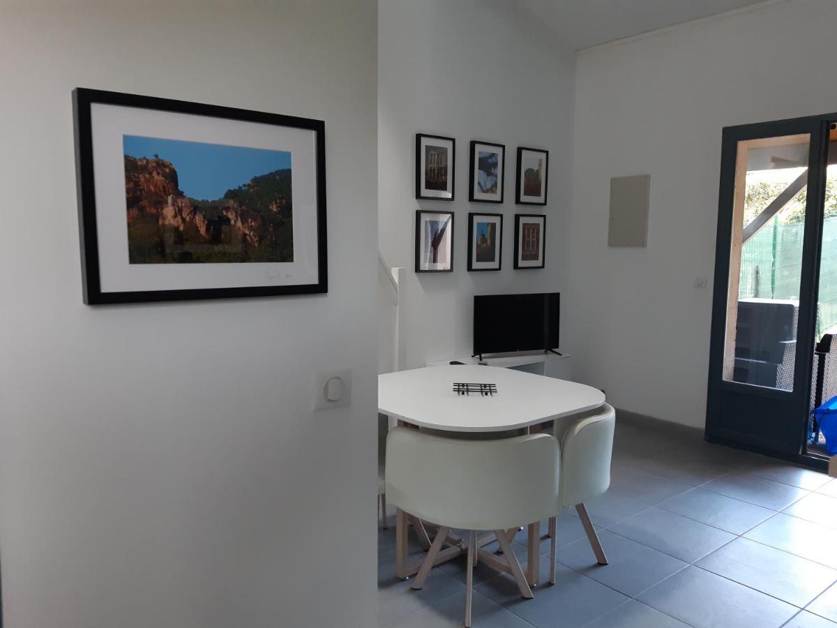 Mazet Dans Residence Avec Piscine Bagnols-en-Forêt Buitenkant foto
