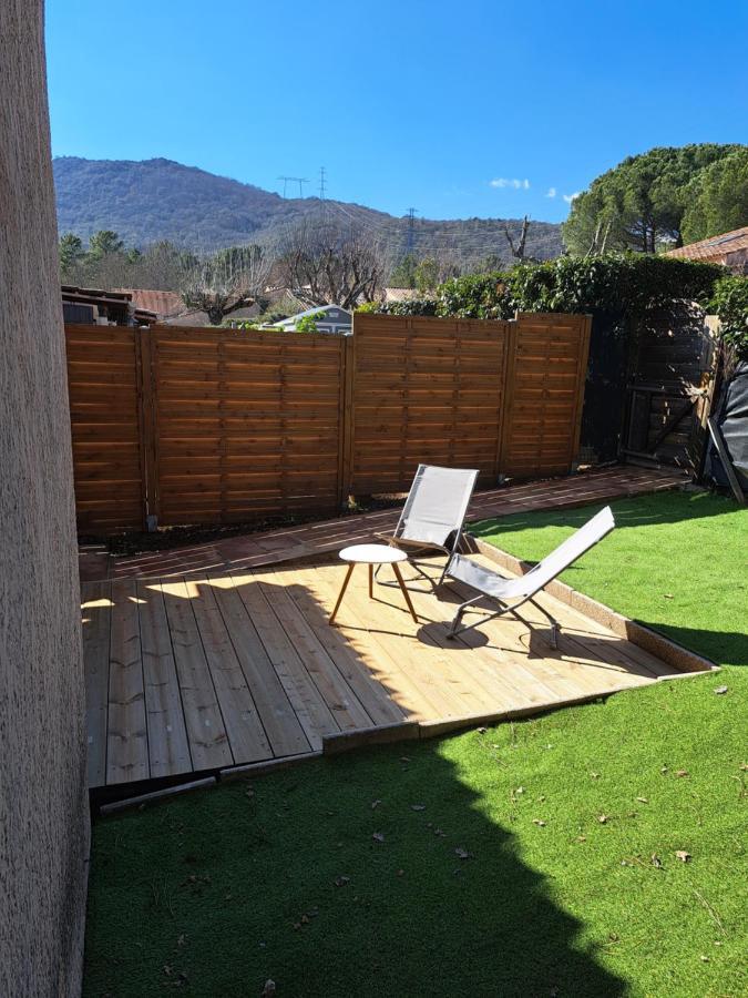 Mazet Dans Residence Avec Piscine Bagnols-en-Forêt Buitenkant foto